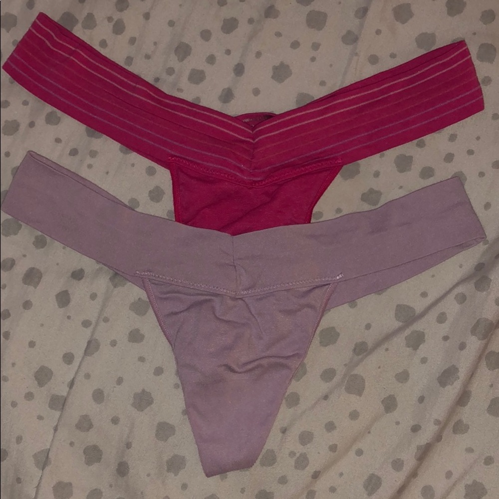 2 pairs of Thongs
